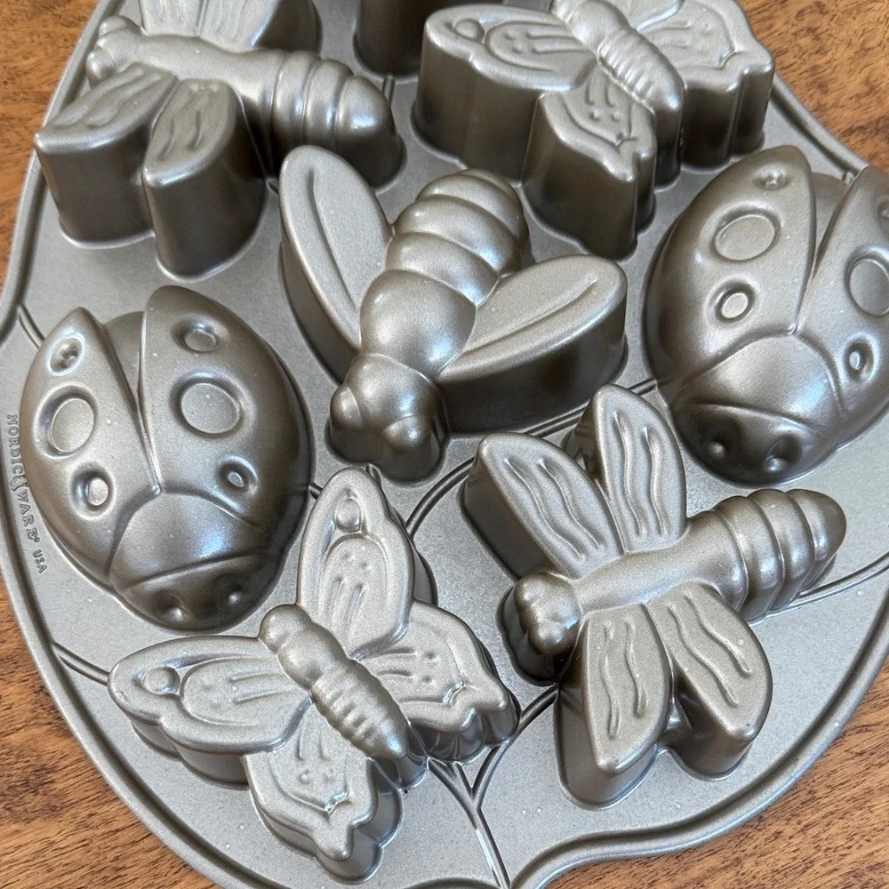 Williams Sonoma Backyard Bugs Cakelet Pan